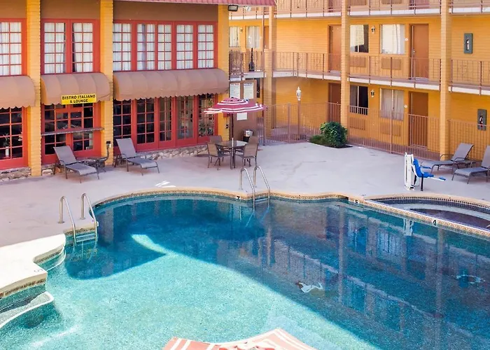 Hotel Ramada By Wyndham Near Asu